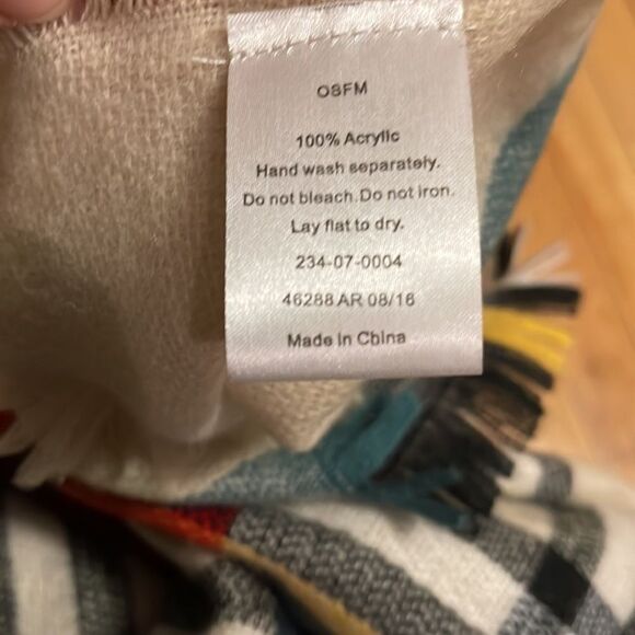 Accessory Depot large plaid narrow fringe edge scarf/wrap. 100% acrylic. 50 x 52 - Picture 4 of 4